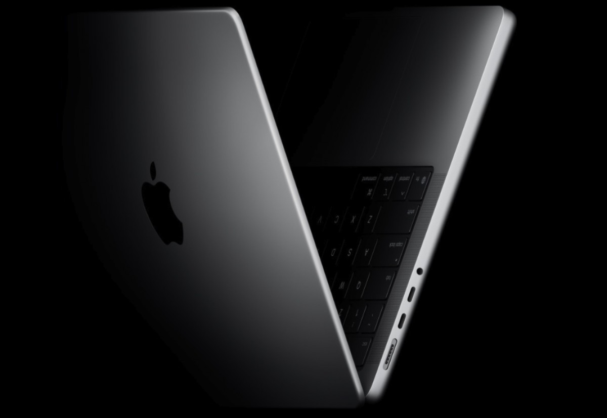 MacBook Ultra بشاشة OLED