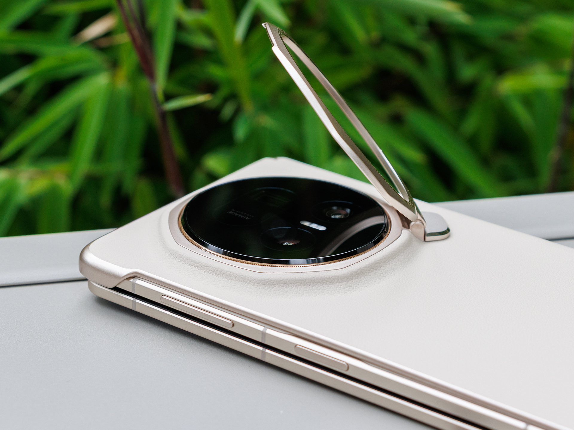 Honor Magic V6 — Company Executive Performs Pull-Ups Hanging from the Hinge