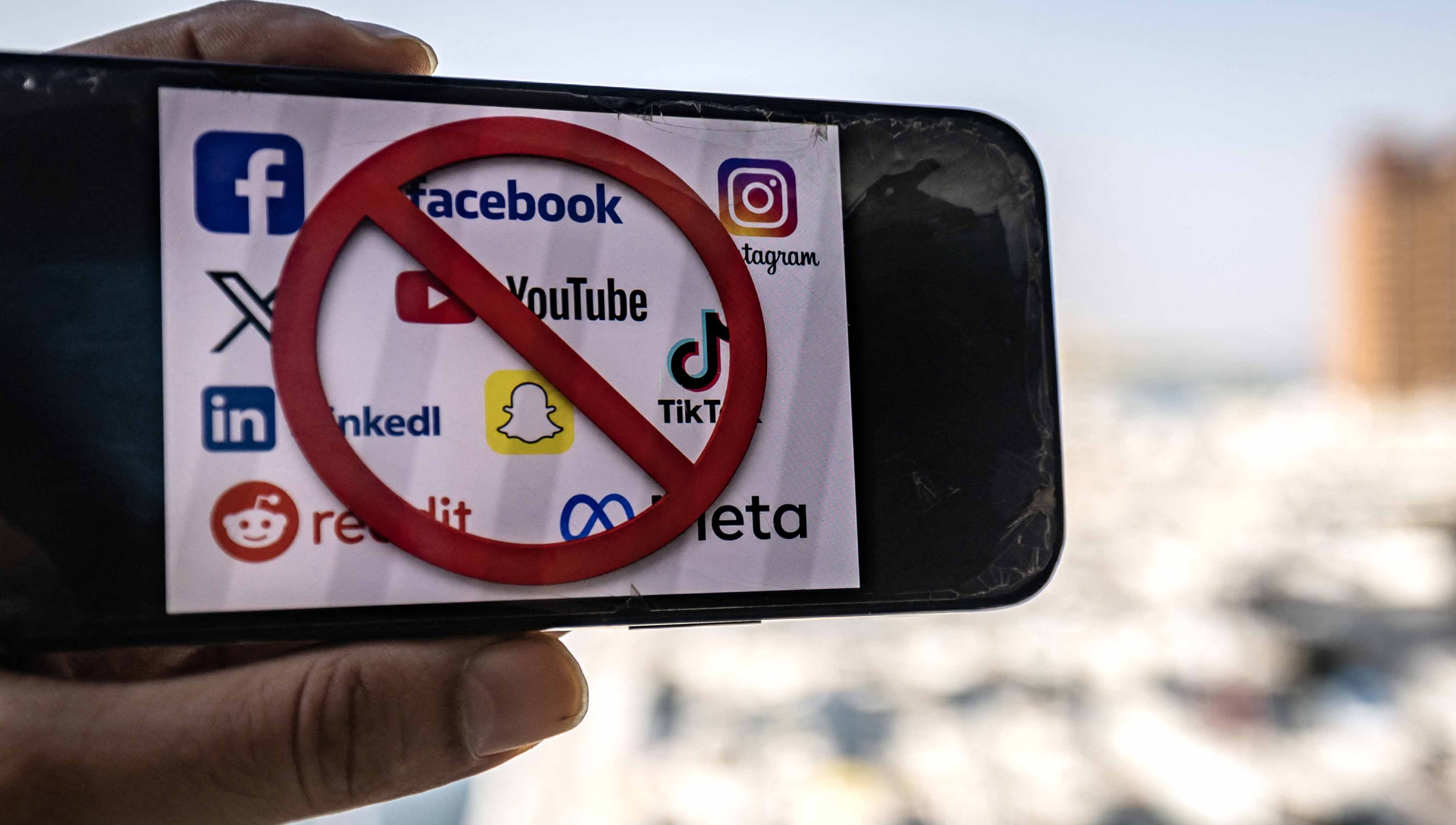 UAE Bans Social Media for Under-15s
