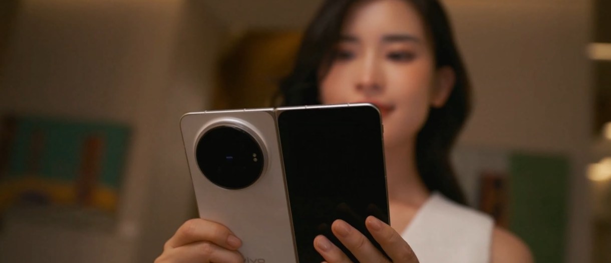 vivo X Fold6 تتكشف ألوانه في أحدث فيديو ترويجي قبل الإطلاق